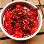 Chiapudding med hallon i närbild