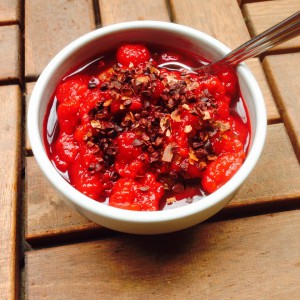 En skål med chiapudding med hallon och coconibs