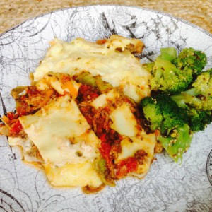 Lasagne och broccoli på tallrik