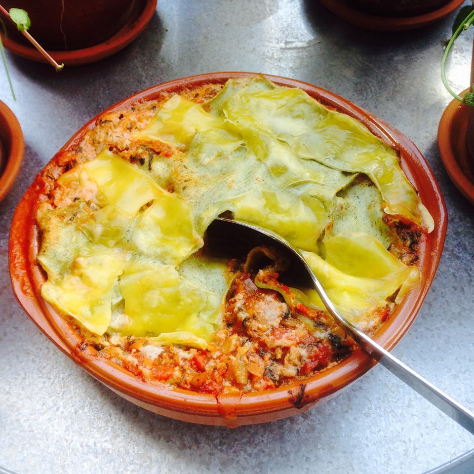 Vegetarisk lasagne i ugnsform med en sked i