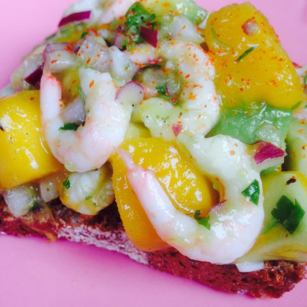 Avo-räk-mango-ceviche på smörgås