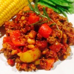 Chili con carne serverad på vit tallrik i närbild