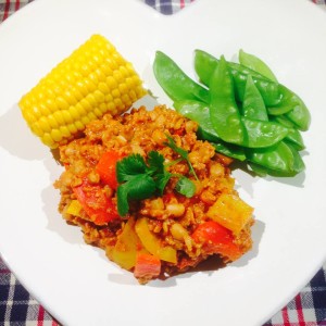 Chili Sin Carne serverad på vit hjärtformad tallrik med halv majskolv och gröna bönor
