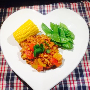 Chili Sin Carne serverad på hjärtformad tallrik med halv majskolv och gröna bönor
