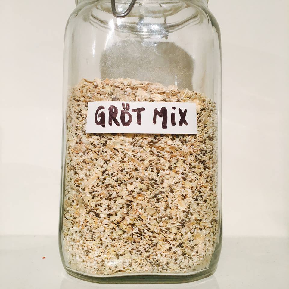 En glasskål med grötmix (torra ingredienser)