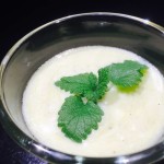 citronyoghurt i glasskål dekorerad med citronmeliss