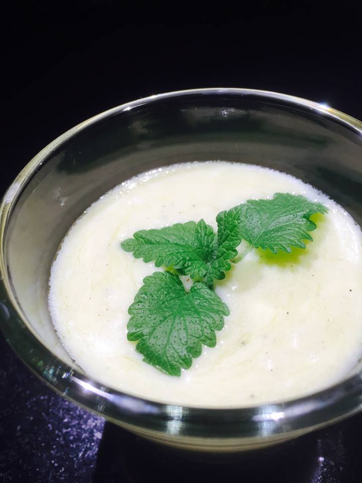 citronyoghurt i glasskål dekorerad med citronmeliss