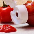 ketchupflaska och två tomater