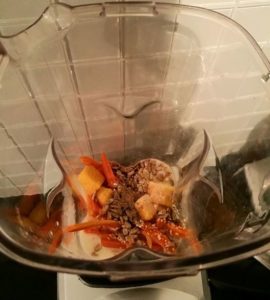 smoothie ingredienserna i en mixer ovanifrån