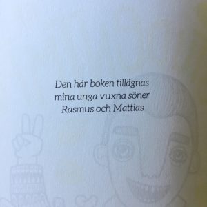 Boken "Studentmat: snabba rätter som boostar kropp & hjärna" tillägnas mina unga vuxna söner, bild på uppslaget med den texten