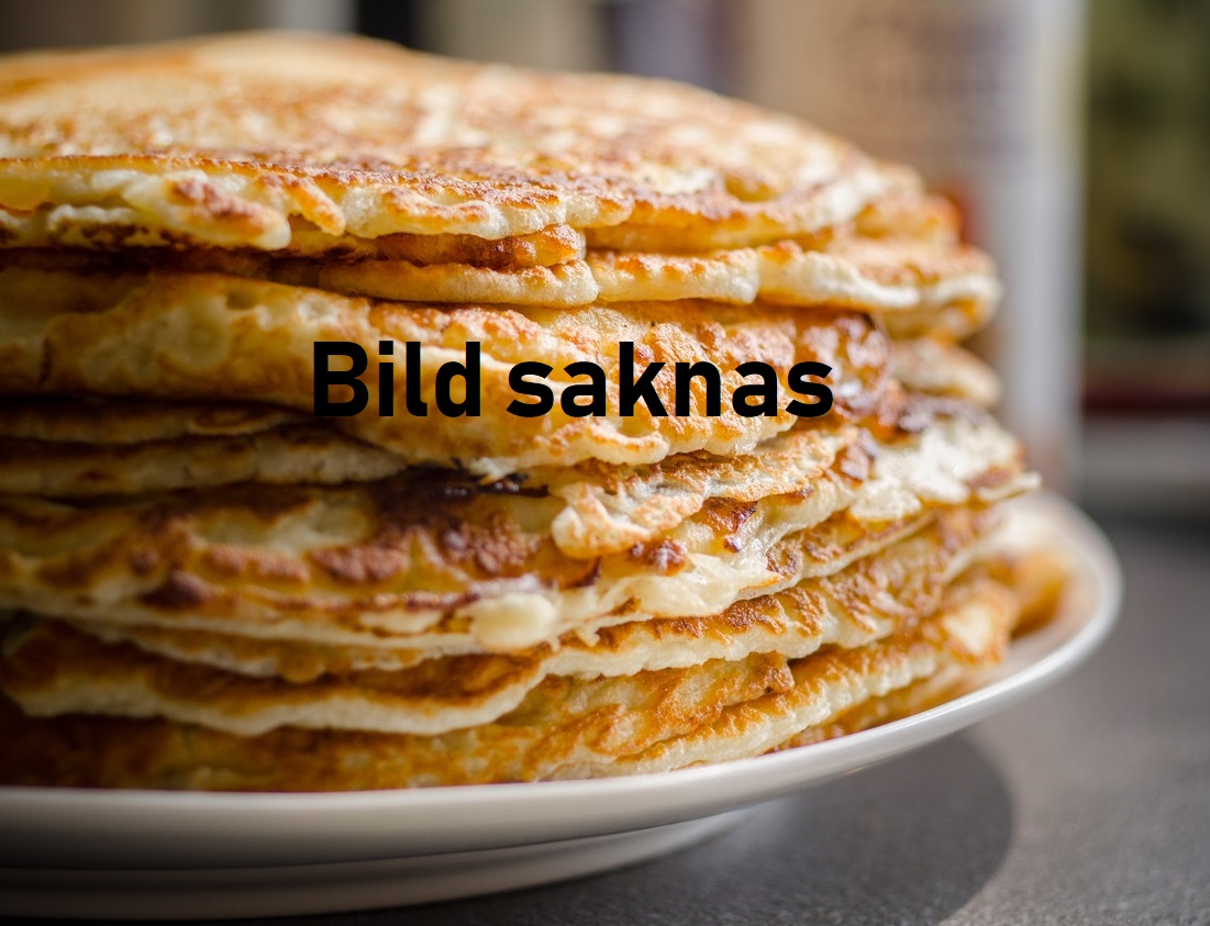 Stekta pannkakor i hög på vit tallrik med text Bild saknas